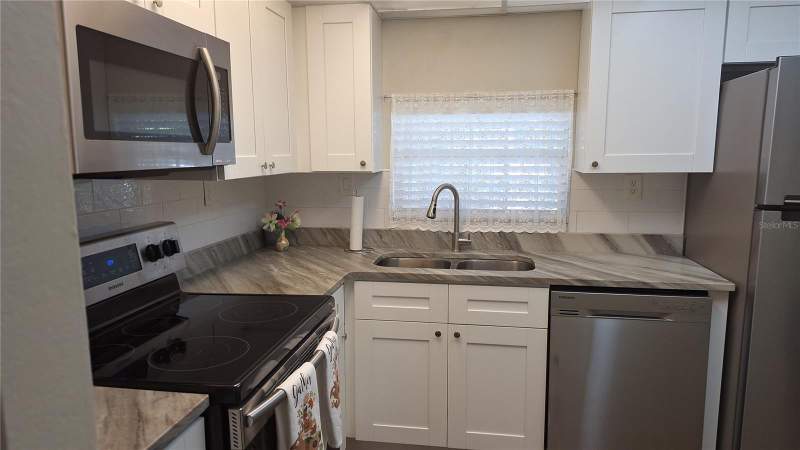 1 bedroom Condominium at 809 Russell Lane #323, Russellwood A Condo, Brandon — photo 2