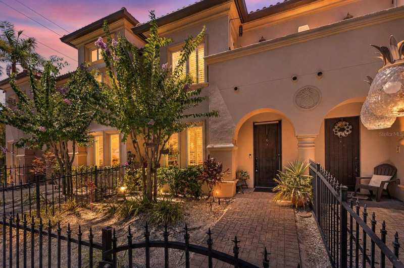 3 bedroom Townhouse at 3819 W Dale Avenue #6, Bellavilla Luxury Twnhms, Tampa — photo 1
