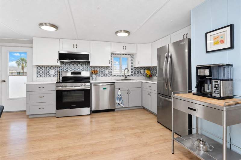 2 bedroom Manufactured Home at 7333 Varley Circle, Village Holiday Lake, Port Charlotte — photo 3