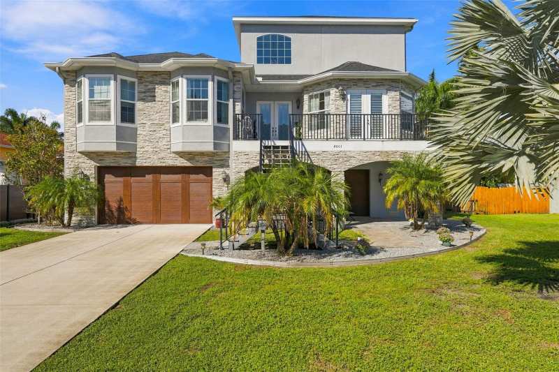 4 bedroom Single Family Residence at 4001 42nd Street, Broadwater Bayview Estate, St Petersburg — photo 1