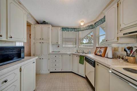 106 N Saint George Circle, Apollo Beach FL - photo 7 of 45