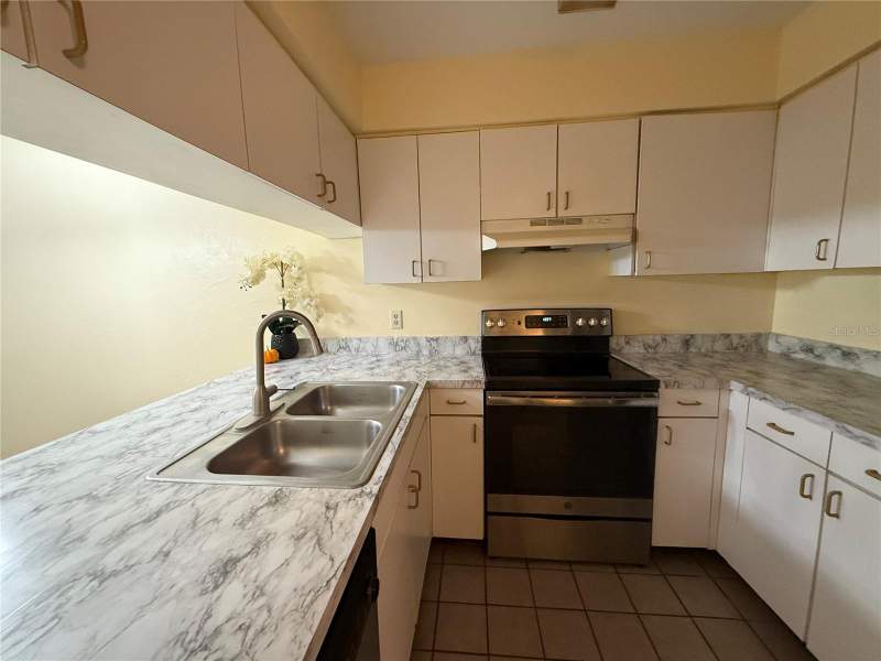 2 bedroom Condominium at 2735 SW 35th Place #1604, Casablanca West, Gainesville — photo 5