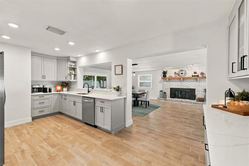 3 bedroom Single Family Residence at 4318 Helena Street, Shore Acres Overlook Sec, St Petersburg — photo 4