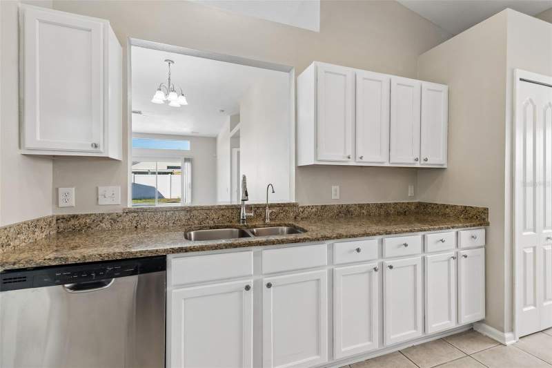 4 bedroom Single Family Residence at 13226 Evening Sunset Lane, South Cove Ph 1, Riverview — photo 5