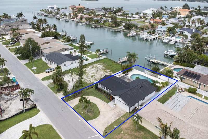 3 bedroom Single Family Residence at 12125 6th Street, Capri Isle Sub, Treasure Island — photo 1