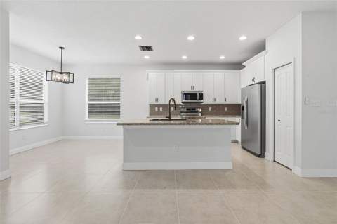 8201 Cypress Breeze Way, Tampa FL - photo 10 of 37