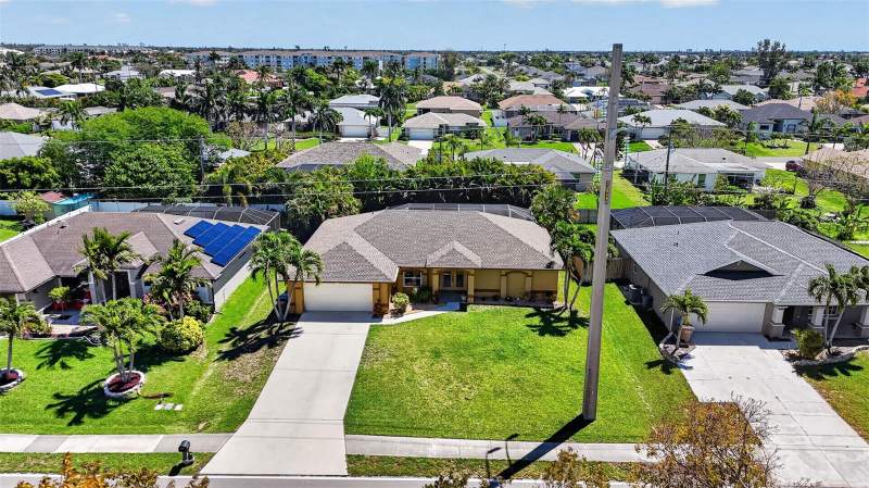 3 bedroom Single Family Residence at 3809 Agualinda Boulevard, Cape Coral, Cape Coral — photo 2