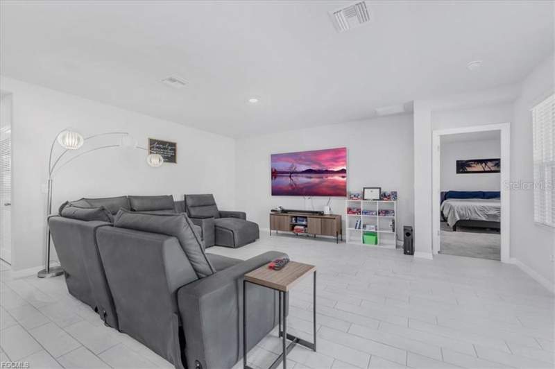 4 bedroom Single Family Residence at 1216 NW 21st Place, Cape Coral, Cape Coral — photo 2