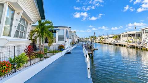 6925 W Bayou Lane, golf community for sale in Bradenton
