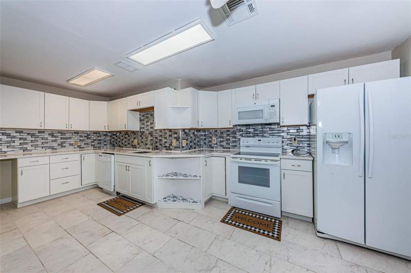 5 bedroom Single Family Residence at 8419 125th Place, Somerset Lakes Unit Two, Largo — photo 2