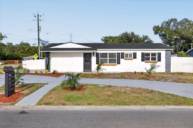 4 bedroom Single Family Residence at 13589 120th Street, Ridgecrest Acres, Largo — photo 1