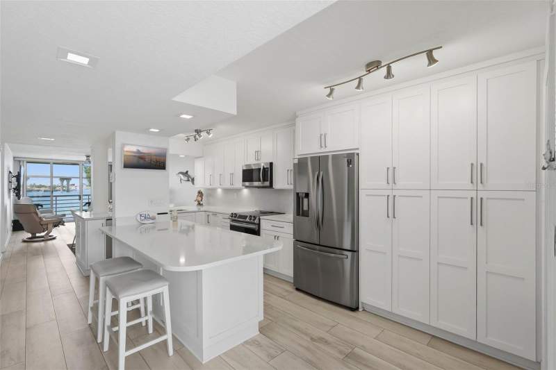 2 bedroom Condominium at 6081 BAHIA DEL MAR CIRCLE #251, BAHIA VISTA UNIT II, ST PETERSBURG — photo 2