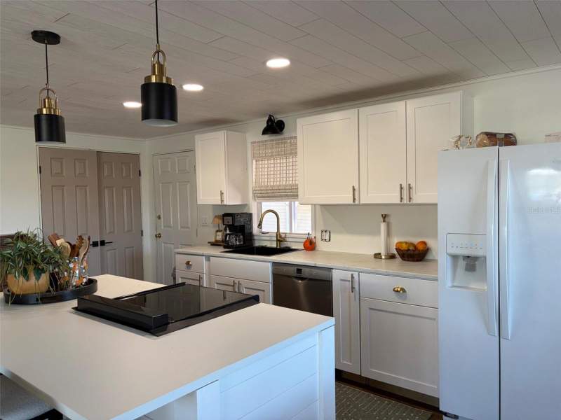 2 bedroom Mobile Home at 5221 Poinciana Circle, Colony Cove Mhp Co-Op, New Port Richey — photo 4