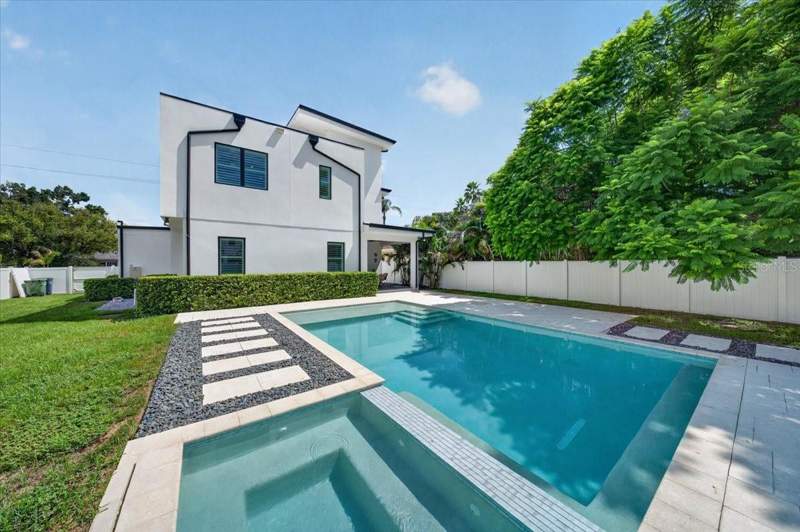 4 bedroom Single Family Residence at 1308 W Plymouth Street, River Heights, Tampa — photo 2