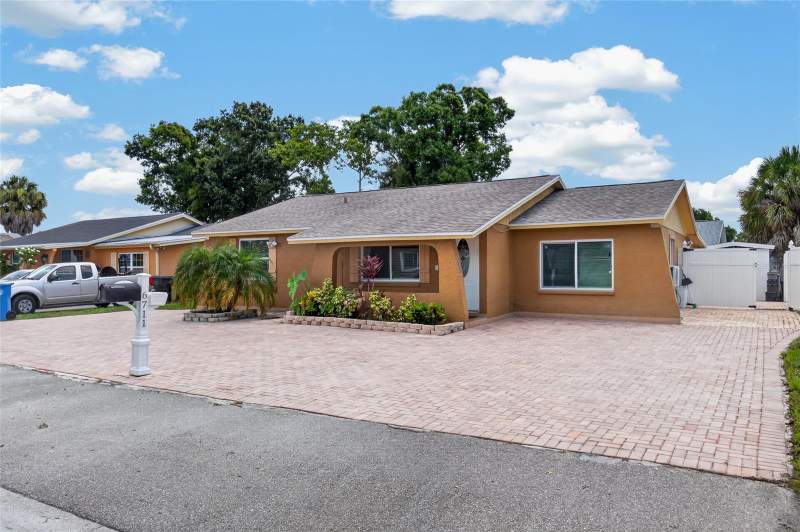 4 bedroom Single Family Residence at 6711 Glen Forest Court, Timberlane Sub Unit 6, Tampa — photo 2