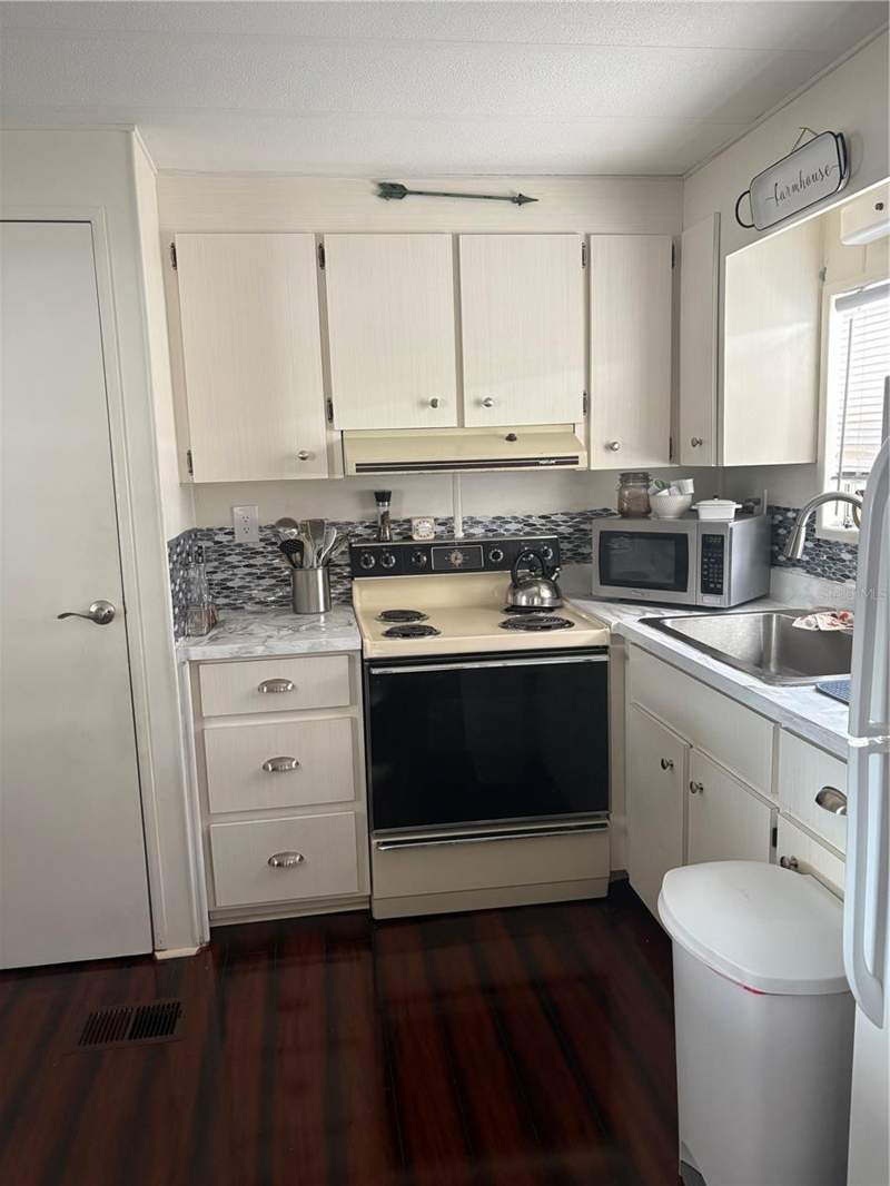 1 bedroom Manufactured Home at 8300 Seminole Boulevard #229, Majestic Park Homes Inc Unrec, Seminole — photo 5