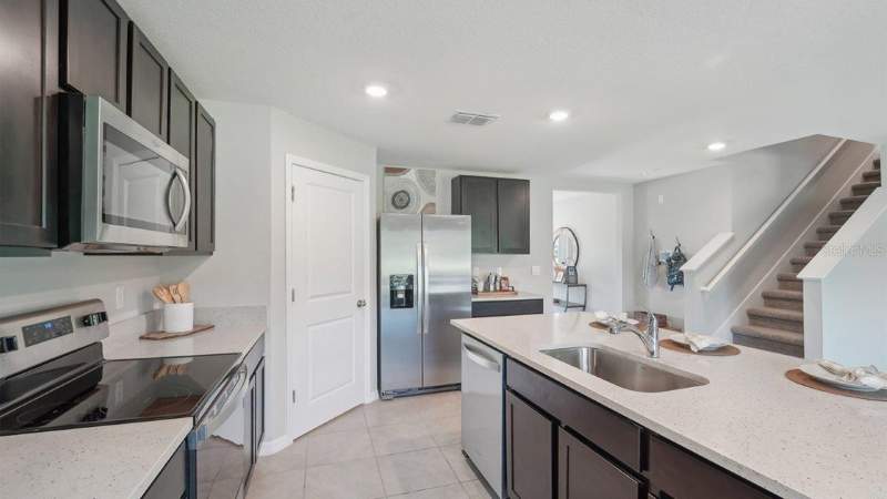 5 bedroom Single Family Residence at 4709 Silver Current Avenue, East Regnas, Tampa — photo 4