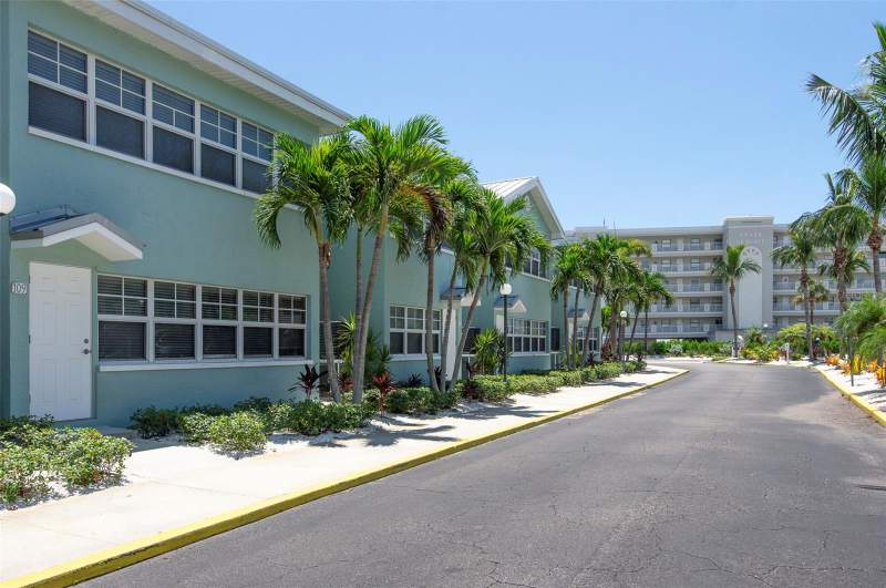2 bedroom Condo - Hotel at 19417 Gulf Boulevard #E109, Barefoot Beach Resort Of Indian Shores, Indian Rocks Beach — photo 5