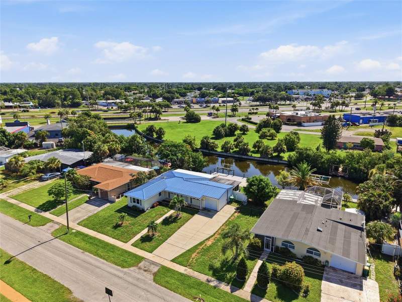 3 bedroom Single Family Residence at 181 Duxbury Avenue, Port Charlotte Sec 004, Port Charlotte — photo 4