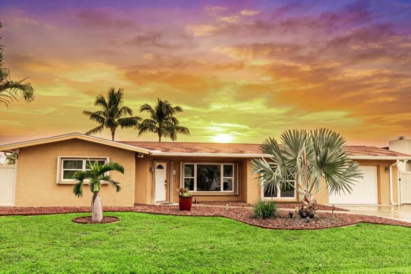 3 bedroom Single Family Residence at 250 E Tarpon Boulevard, Port Charlotte Sec 010, Port Charlotte — photo 1