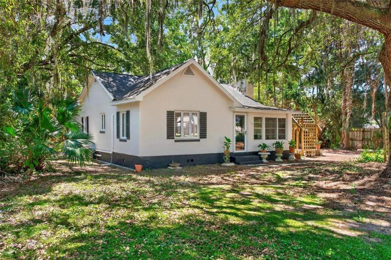 2 bedroom Single Family Residence at 112 N Lake Avenue, Leesburg Lake Griffin Park, Leesburg — photo 2