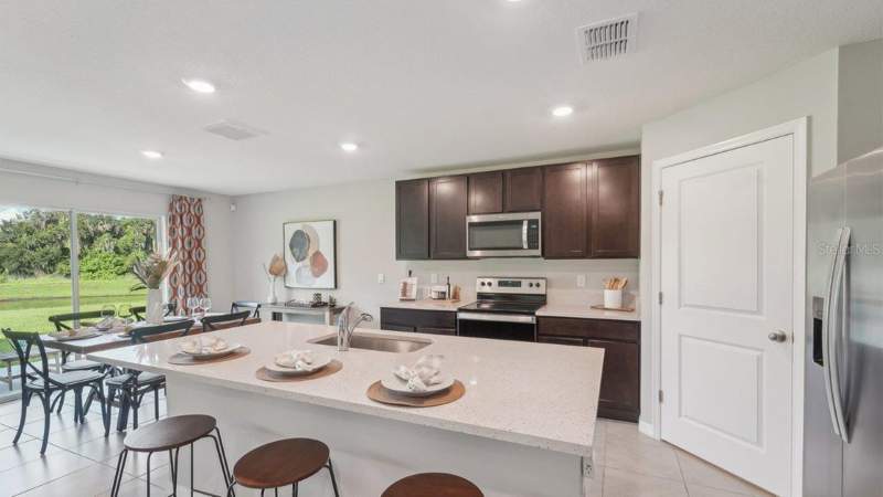 5 bedroom Single Family Residence at 4709 Silver Current Avenue, East Regnas, Tampa — photo 3