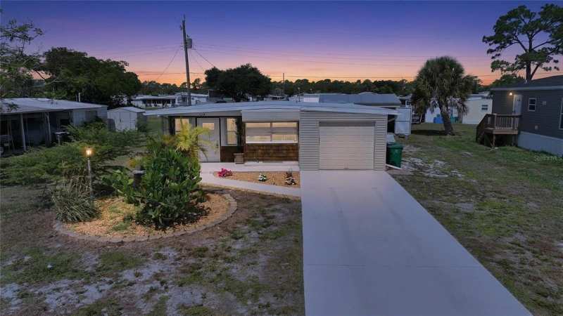 3 bedroom Mobile Home at 658 Via Cala, Mobile Gardens 1st Add, Englewood — photo 1