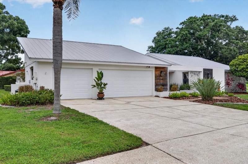 4 bedroom Single Family Residence at 2862 Shady Oak Court, Landmark Woods 2nd Add, Clearwater — photo 2