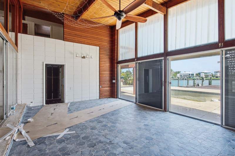 4 bedroom Single Family Residence at 31 Dolphin Drive, Paradise Island 1st Add, Treasure Island — photo 5
