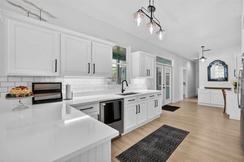 4 bedroom Single Family Residence at 250 N Walker Street, Oakland Town, Oakland — photo 3