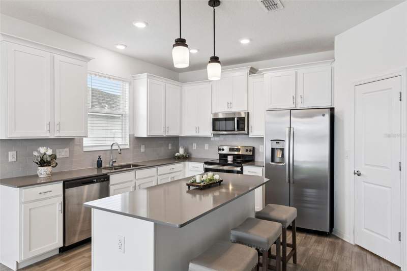 4 bedroom Single Family Residence at 6941 Dilly Lake Avenue, Trinity Lakes Ph 1, Groveland — photo 3