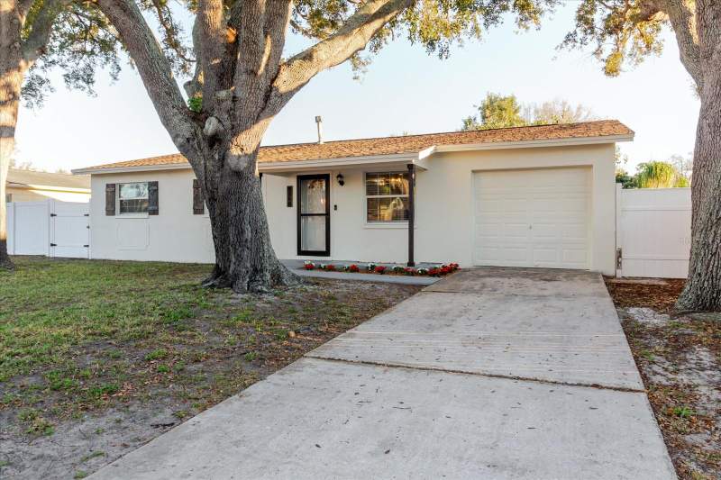 GlennaireHomes for Sale in Seminole, FL