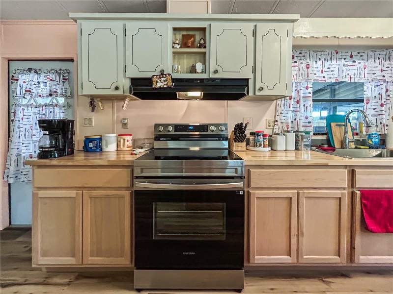 2 bedroom Manufactured Home at 36412 Le Sabre Way, Oaks Royal, Zephyrhills — photo 5