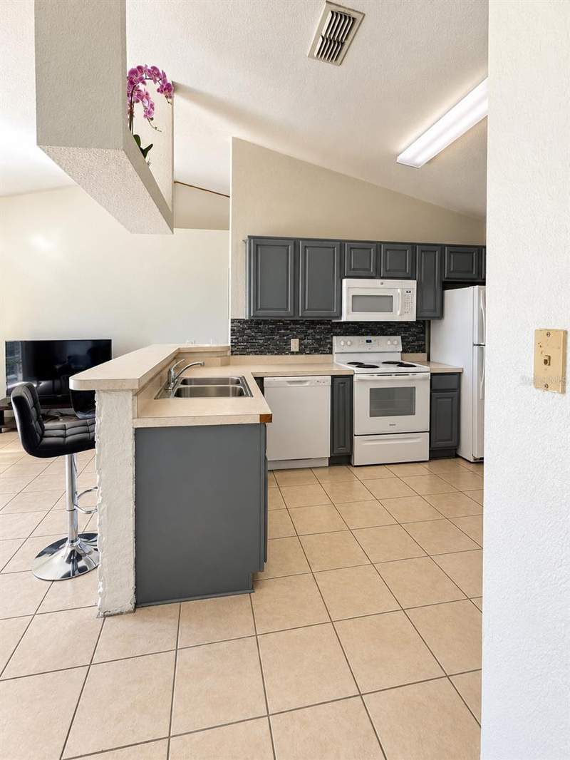 3 bedroom Single Family Residence at 239 Great Yarmouth Court, Poinciana Village 02 Neighborhood 01, Kissimmee — photo 4