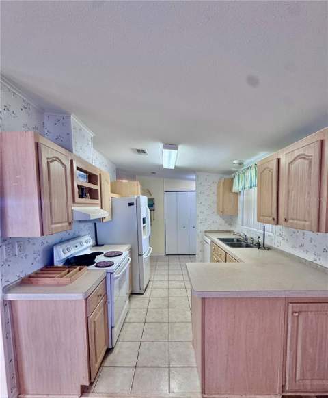 4385 Maple Avenue, Edgewater FL - photo 7 of 20