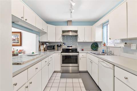 402 Clusterwood Drive, Yalaha FL - photo 9 of 67