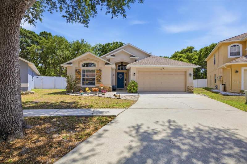 3 bedroom Single Family Residence at 7113 Colony Pointe Drive, Lake St Charles Unit 8, Riverview — photo 2