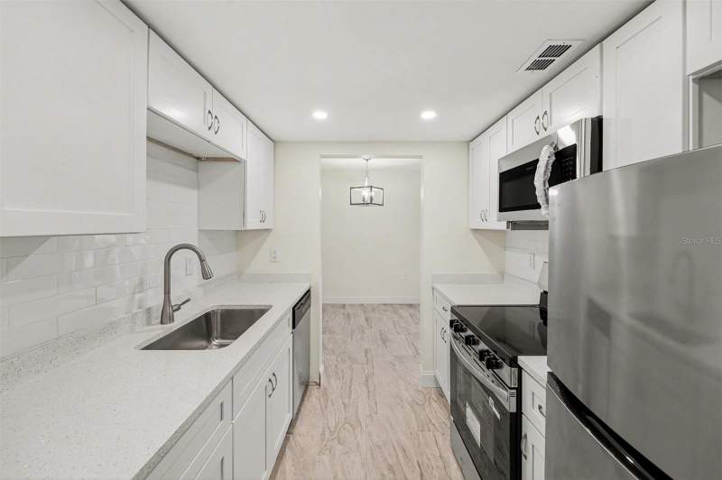 1 bedroom Condominium at 11409 8th Street #1507, Peppertree Village Condo, St Petersburg — photo 3