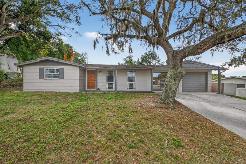 3 bedroom Single Family Residence at 5404 Front Drive, Forest Hills, Holiday — photo 2