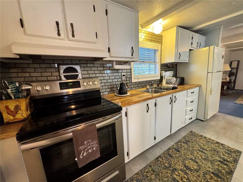 2 bedroom Manufactured Home at 1710 7th Street #2, Ruskin Colony Farms 3rd Add, Ruskin — photo 4