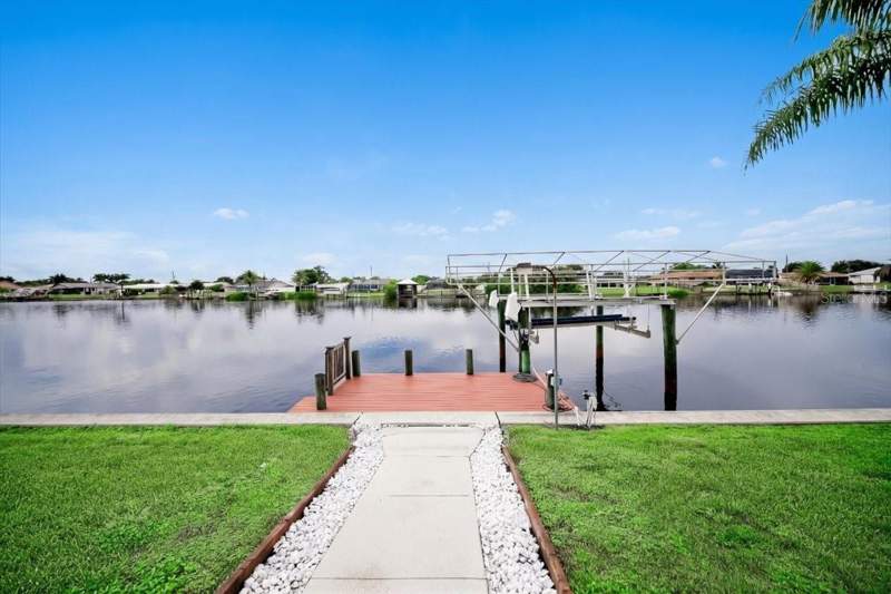 3 bedroom Single Family Residence at 250 E Tarpon Boulevard, Port Charlotte Sec 010, Port Charlotte — photo 5