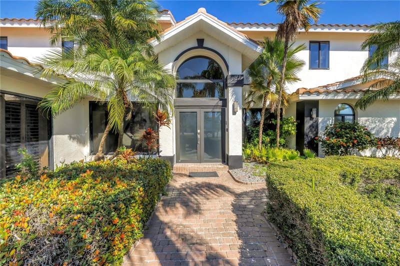 4 bedroom Single Family Residence at 583 Crystal Drive, Crystal Island, Madeira Beach — photo 2