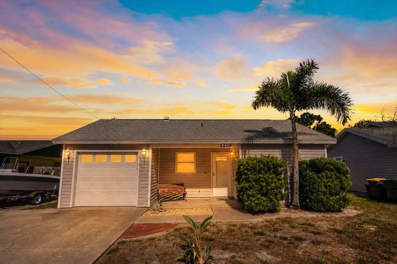 2 bedroom Single Family Residence at 1219 Mackeral Avenue, Poinsettia Park Rev, Sarasota — photo 1
