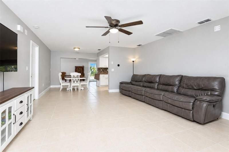 4 bedroom Single Family Residence at 1093 Dorchester St, Port Charlotte Sec 026, Port Charlotte — photo 3