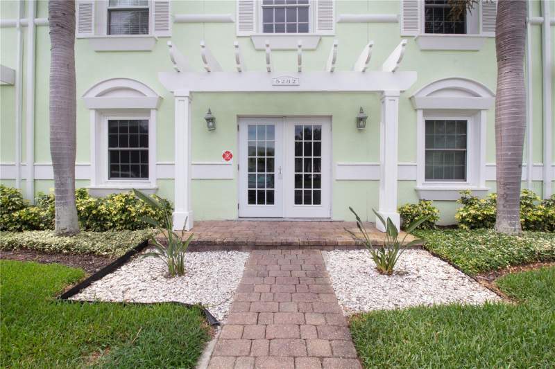 2 bedroom Condominium at 5282 Beach Drive #Apt D, Waterside South Coquina Key, St Petersburg — photo 3