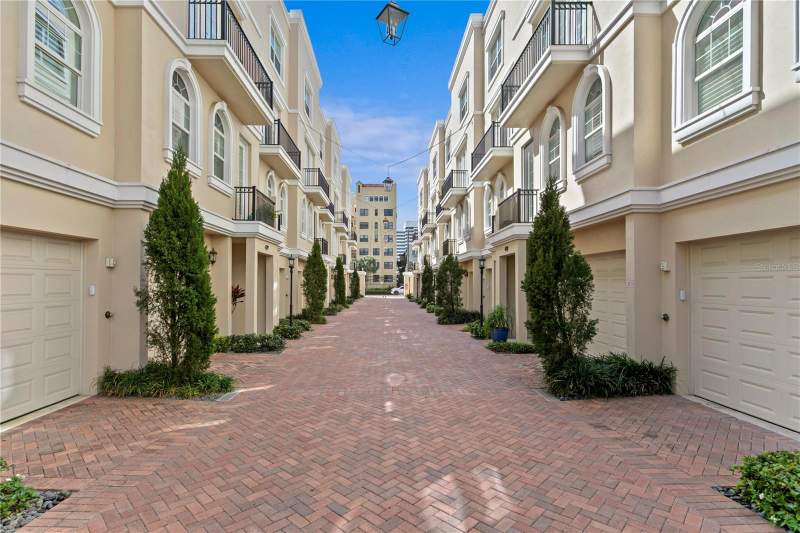 3 bedroom Townhouse at 412 REGENT LANE, REGENT LANE, ST PETERSBURG — photo 2