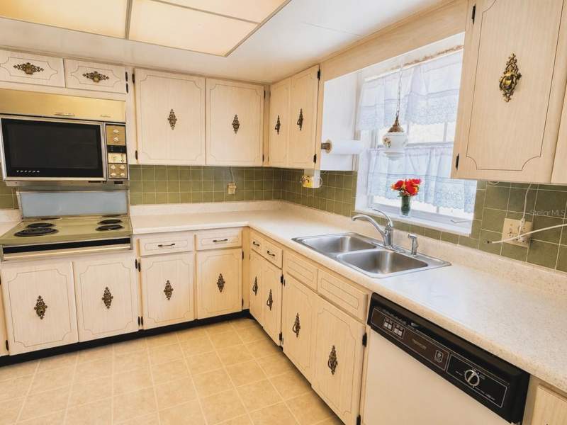 2 bedroom Villa at 1656 S Lake Avenue #4, Normandy Park South, Clearwater — photo 3