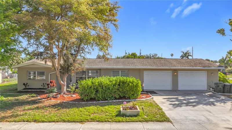 4 bedroom Single Family Residence at 1521 Banyan Dr., Venice Gardens, Venice — photo 1