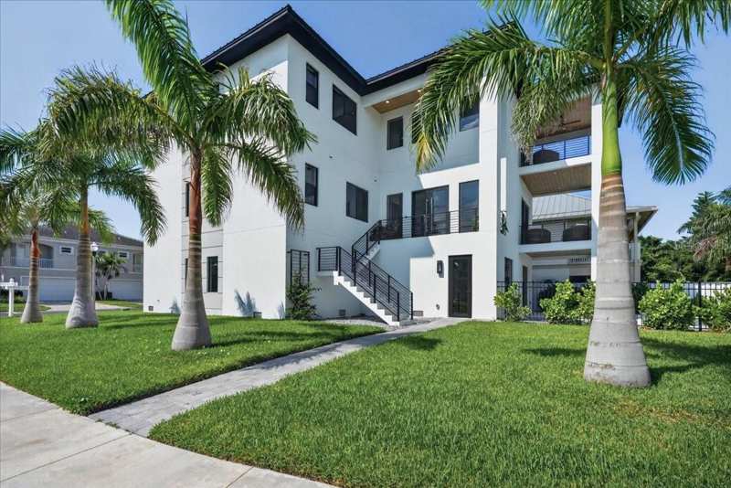 4 bedroom Single Family Residence at 116 Wimbledon Court, Redington Shores Yacht & Tennis Club, Redington Shores — photo 1