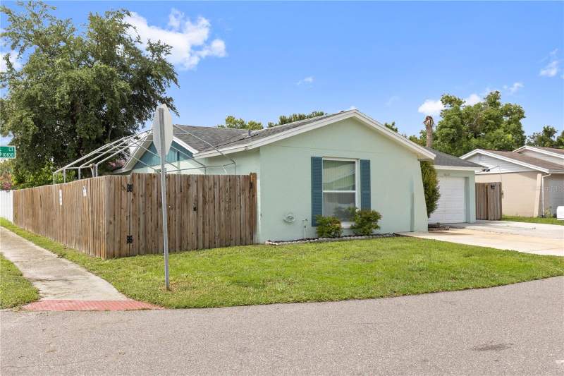 4 bedroom Single Family Residence at 10112 Enchanted Oaks Court, Timberlane Sub Unit 3B, Tampa — photo 2